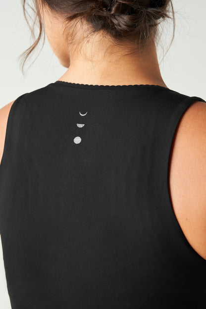 Adorn tank in black including an elegant scallop trim with OEKO-tex certified compression fabric, our MicroPerle® technology for lymphatic drainage, better circulation, reducing fatigue