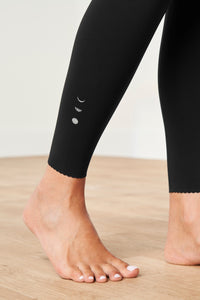 Adorn leggings in black including an elegant scallop trim with OEKO-tex certified compression fabric, our MicroPerle® technology for lymphatic drainage, better circulation, reducing fatigue, smoother skin