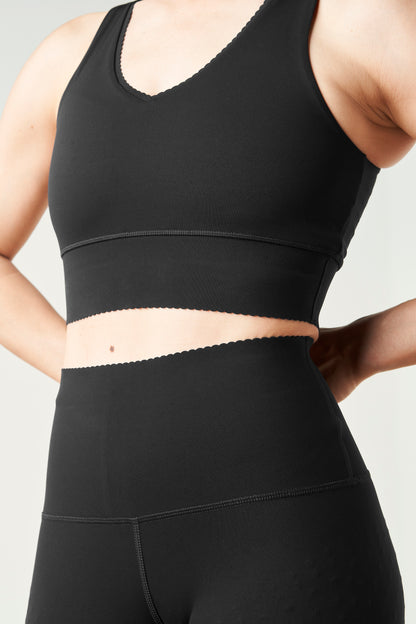 Adorn bra in black including an elegant scallop trim with OEKO-tex certified compression fabric, our MicroPerle® technology for lymphatic drainage, better circulation, reducing fatigue