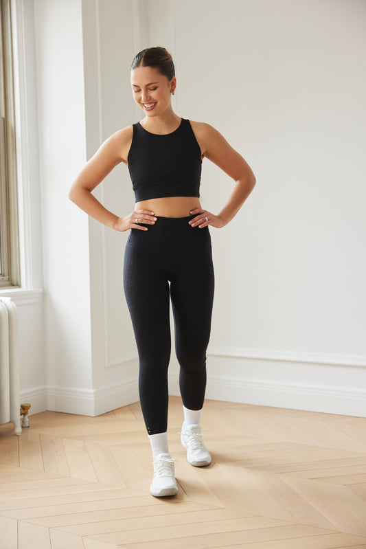 L'Original leggings 27'' in black with OEKO-tex certified compression fabric, our MicroPerle® technology for lymphatic drainage, better circulation, reducing fatigue, smoother skin